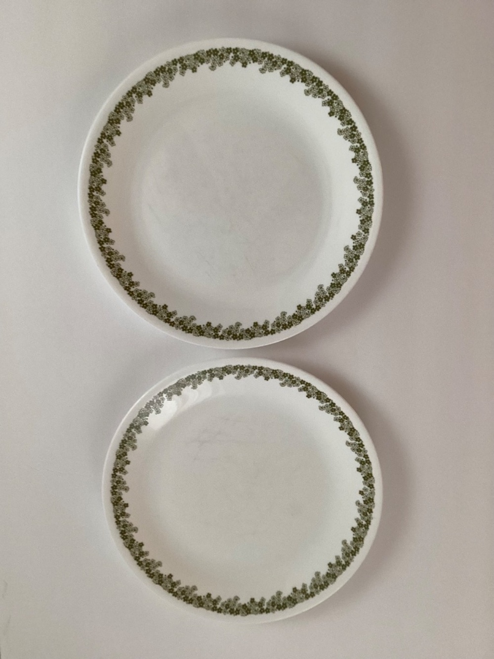Set of 4 Vintage Corelle Spring Blossom Green Crazy Daisy 10.25” Dinner Plates - Picture 5 of 7